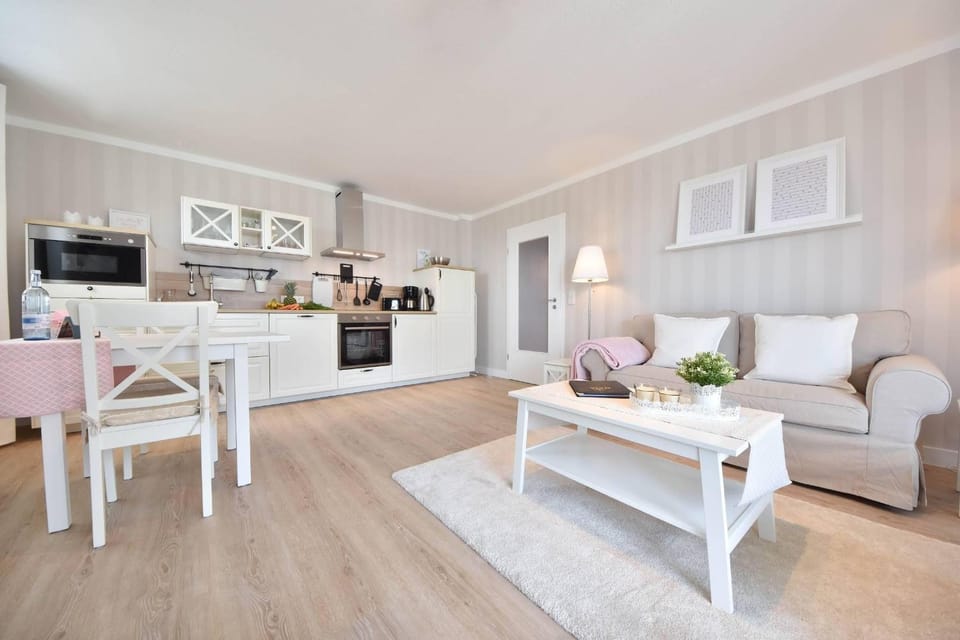 Kitchen or kitchenette, Living room, Seating area, Dining area, minibar, pet friendly, stove