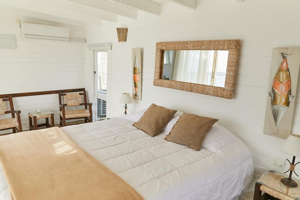 Bed, Photo of the whole room, air conditioner