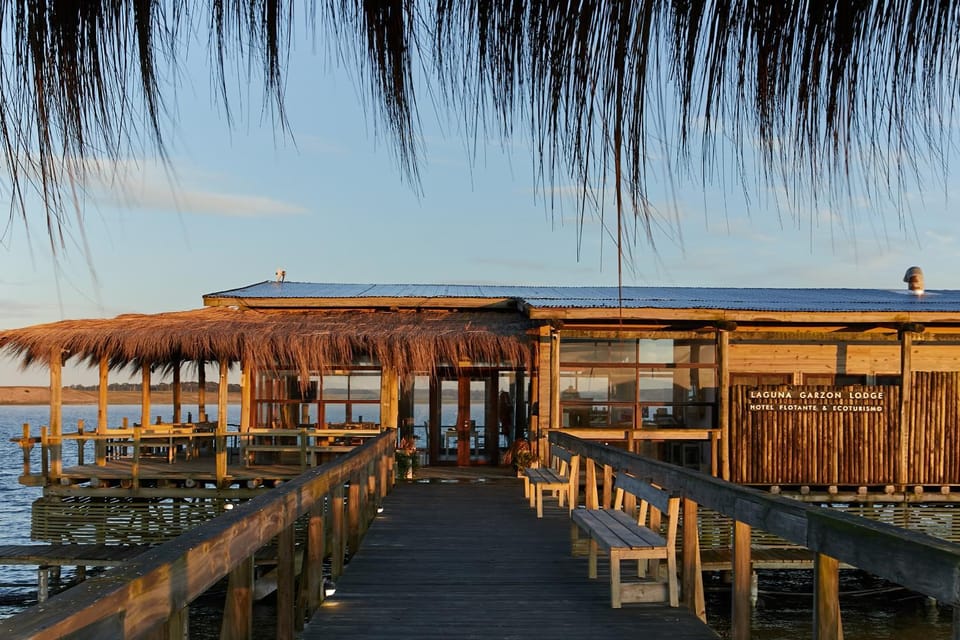 Restaurant/places to eat, Natural landscape, Lake view