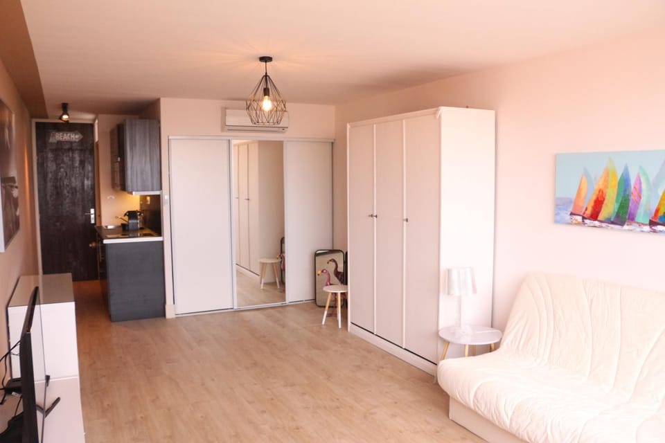 Living room, Photo of the whole room