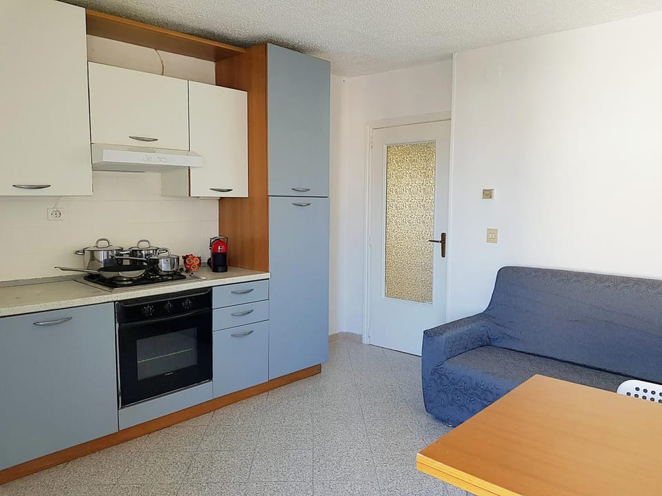 TV and multimedia, Kitchen or kitchenette, Living room, Seating area, Dining area
