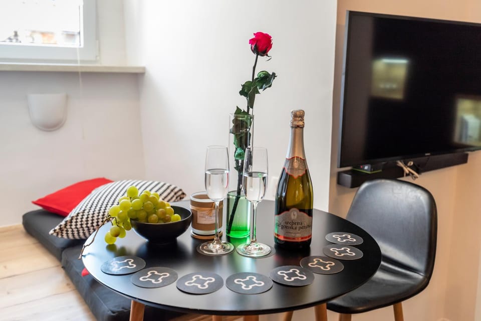 TV and multimedia, Food and drinks, Dining area, Alcoholic drinks