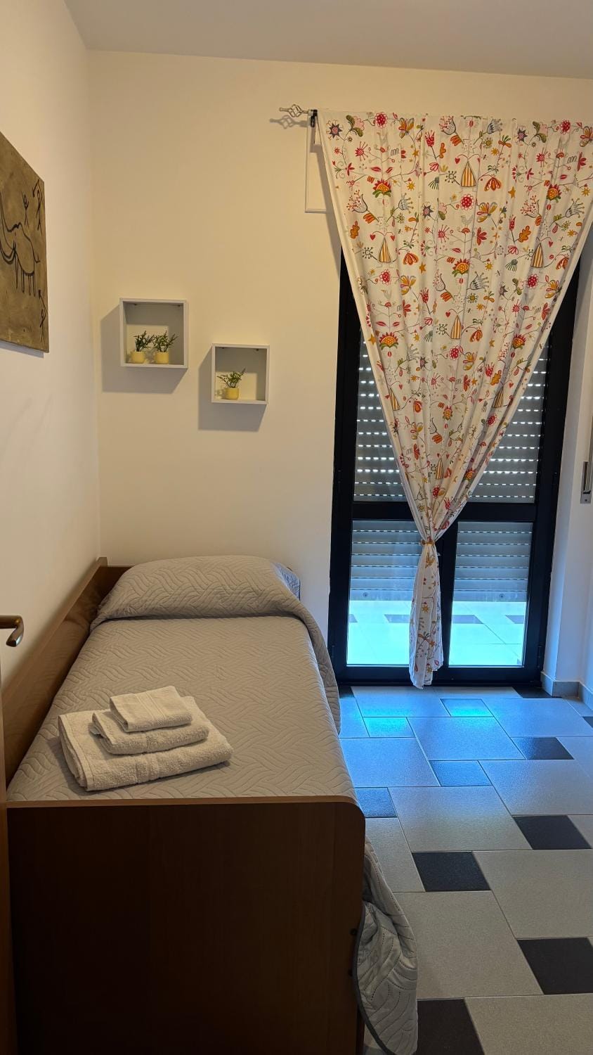 Bed, Photo of the whole room, Bedroom, towels