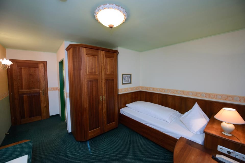 Bed, Photo of the whole room, wardrobe