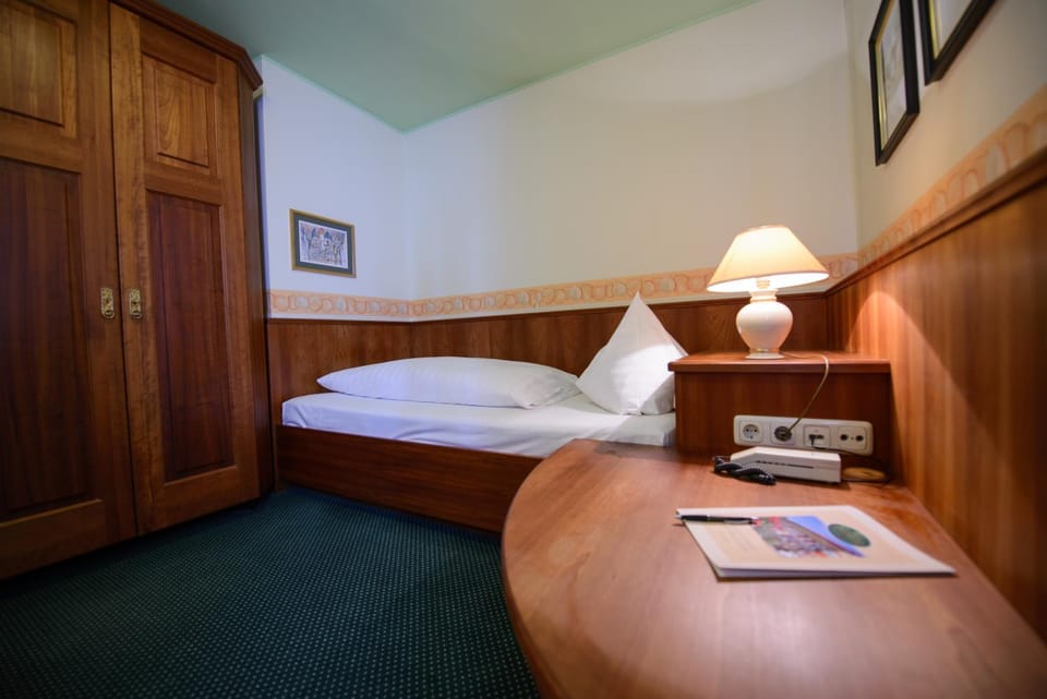 Bed, Photo of the whole room, hair dresser