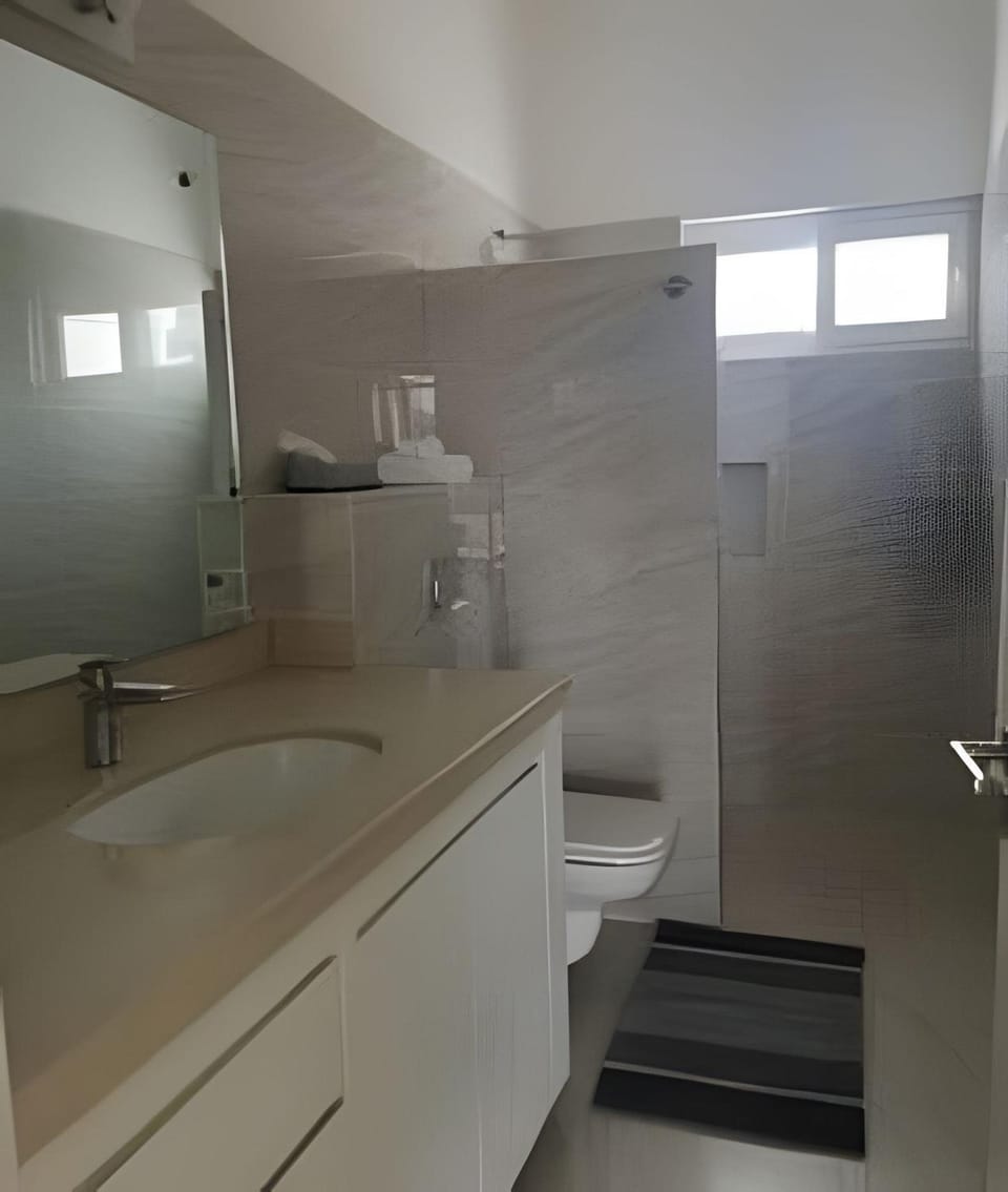 Shower, Toilet