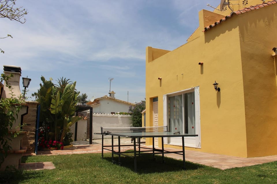 Facade/entrance, Day, Garden, On site, Sports