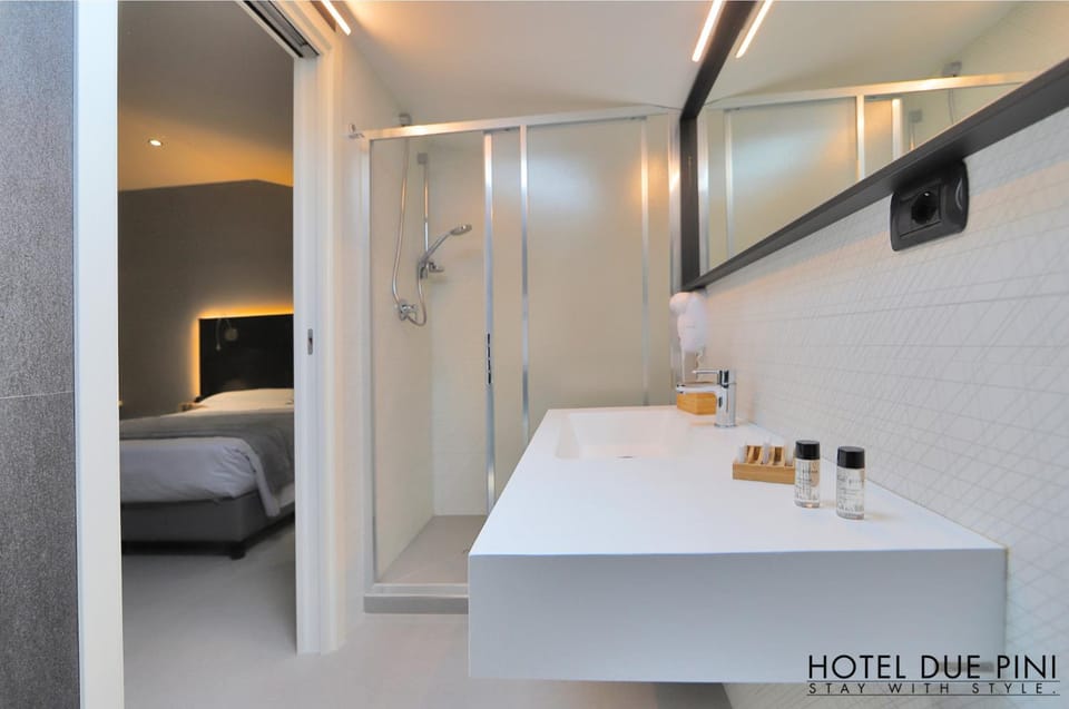 Shower, Toilet, Hot Tub, Bathroom