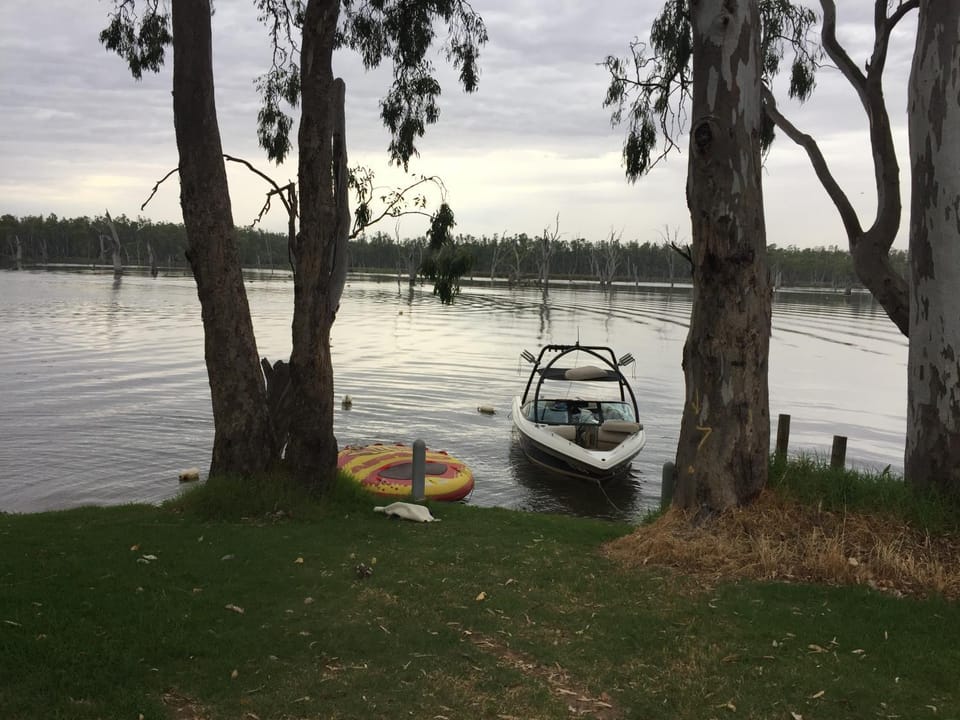 Restaurant/places to eat, Neighbourhood, Natural landscape, Activities, Fishing, Golfcourse, Minigolf, Ski School, Table tennis, Tennis court, Canoeing, Cycling, Supermarket/grocery shop, Shopping Area, Sports