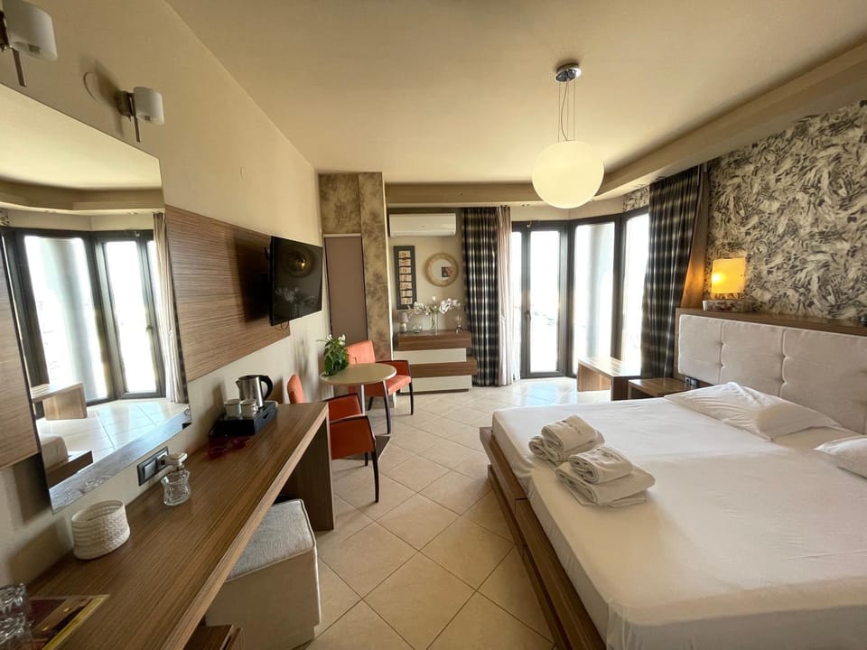 Bed, Photo of the whole room, Seating area, Bedroom