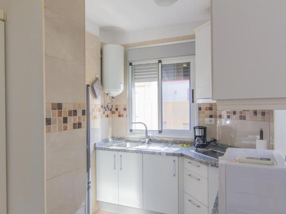 Kitchen or kitchenette, minibar, stove