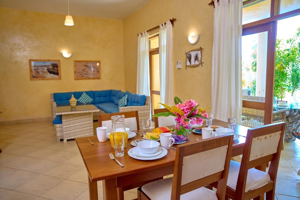 Living room, Dining area