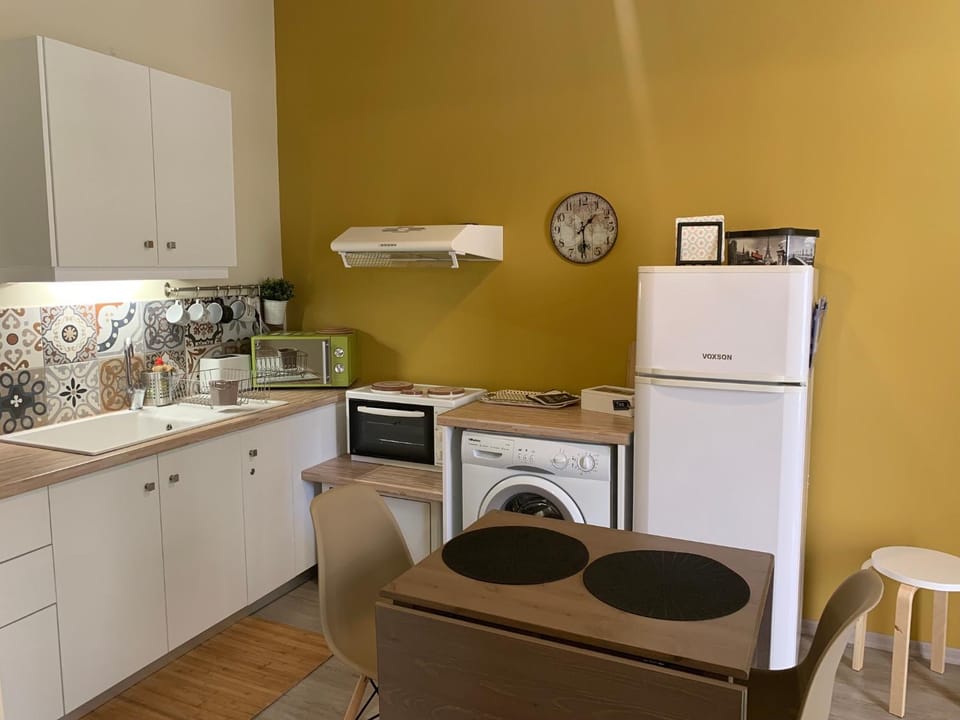 Kitchen or kitchenette, oven, toaster, washing machine