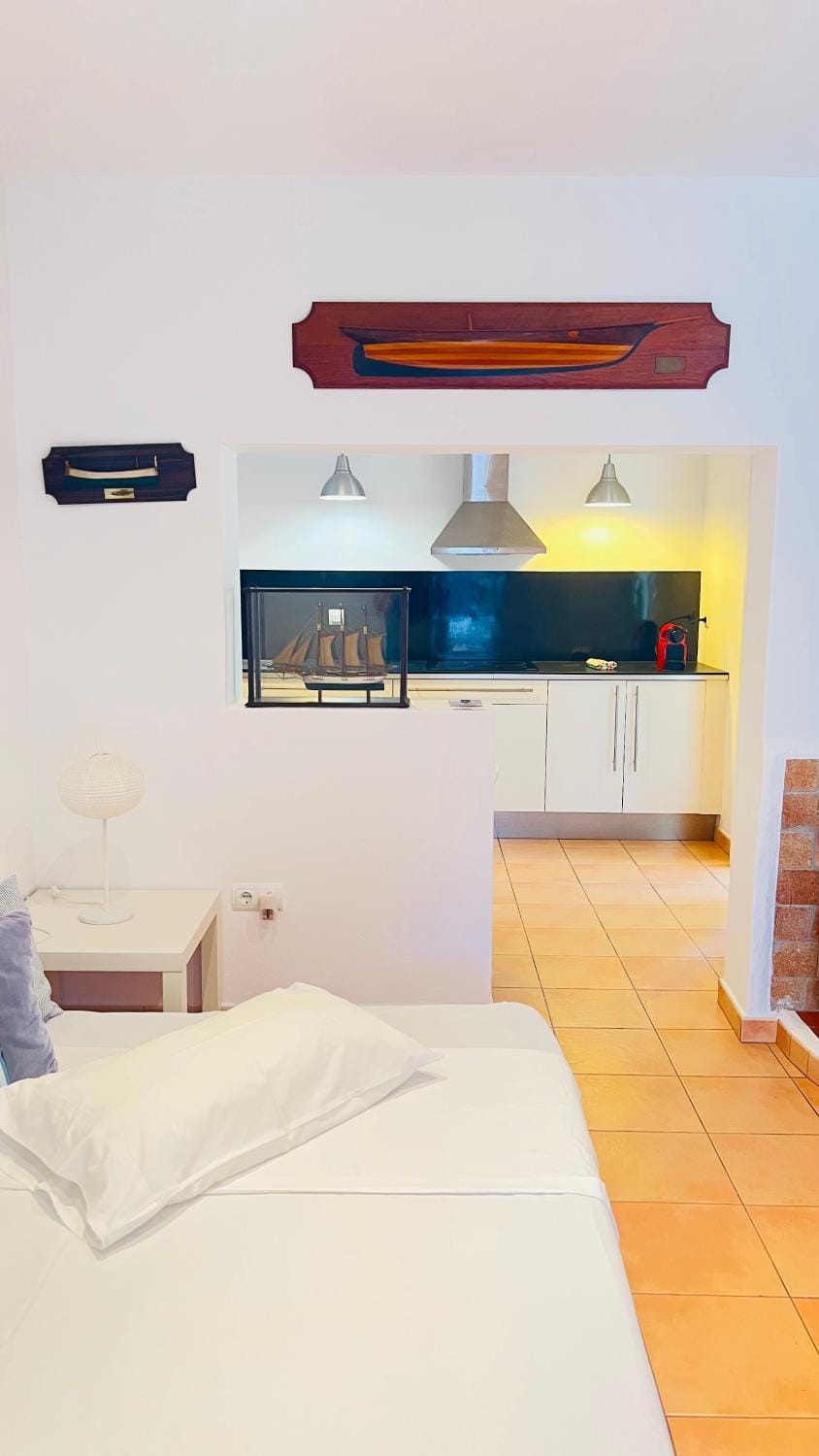 Bed, TV and multimedia, Living room