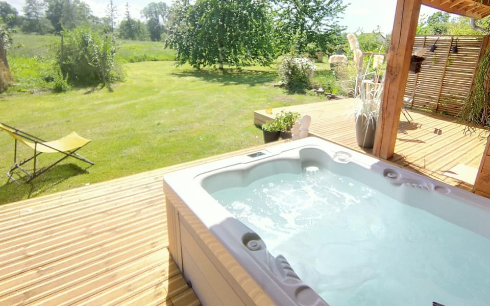 Spring, Day, Natural landscape, Garden, Hot Tub, Balcony/Terrace, Spa and wellness centre/facilities, Garden view