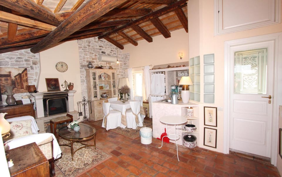 Kitchen or kitchenette, Seating area, Dining area
