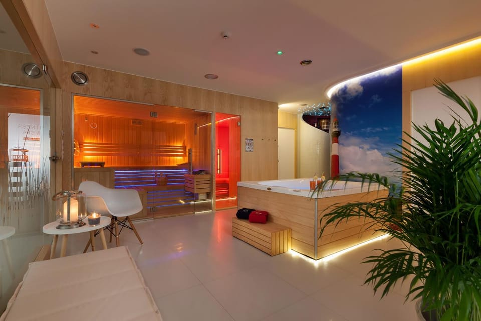 Hot Tub, Massage, Sauna, Spa and wellness centre/facilities