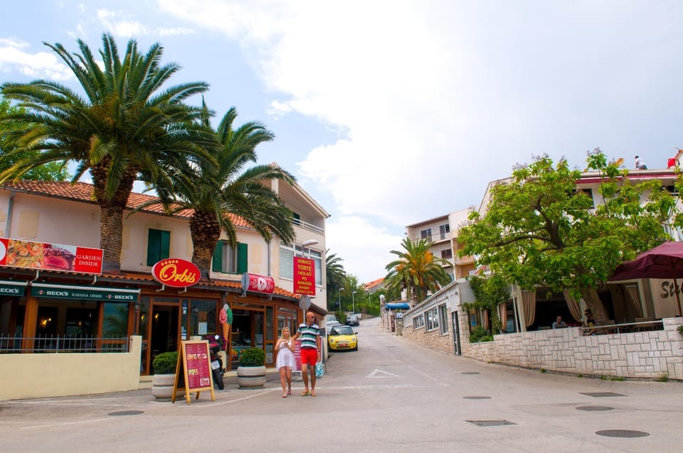 Nearby landmark, Neighbourhood, On-site shops, Evening entertainment, Supermarket/grocery shop, Shopping Area