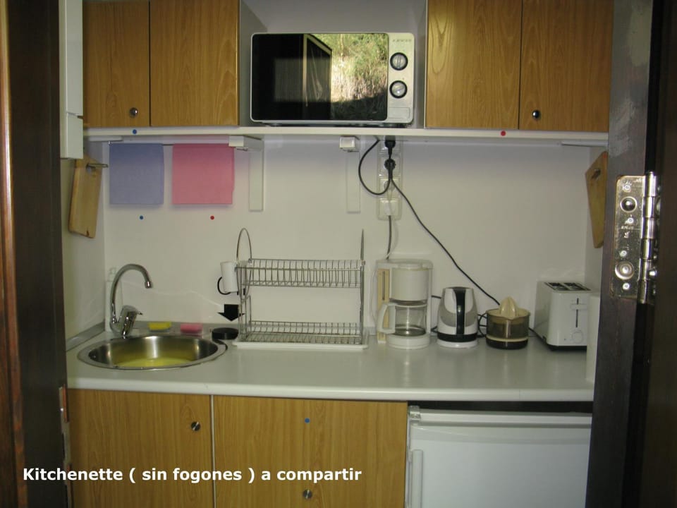 Kitchen or kitchenette, Communal kitchen, microwave, minibar