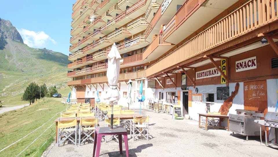 Restaurant/places to eat, Lounge or bar