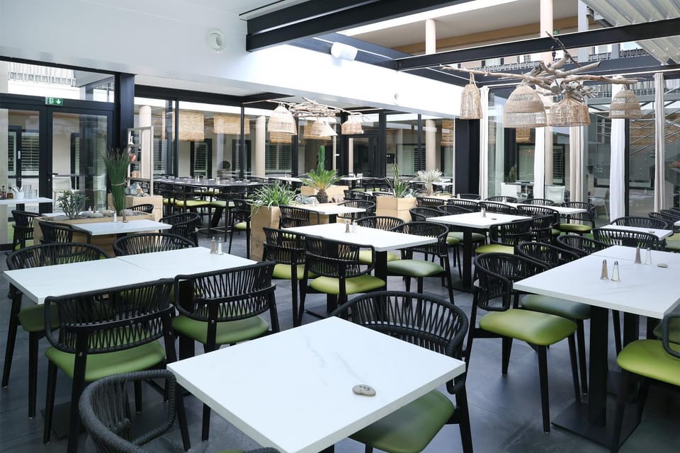 Restaurant/places to eat, Meeting/conference room