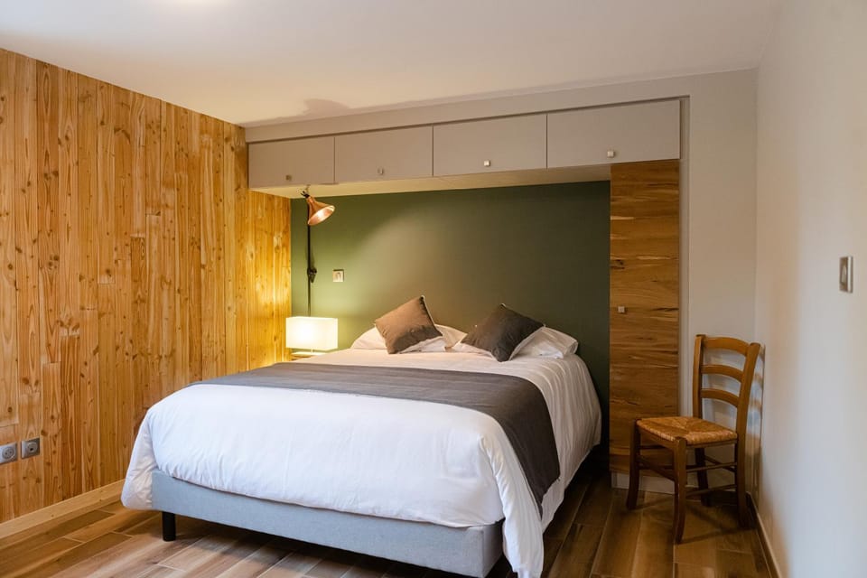 Bed, Photo of the whole room, wardrobe