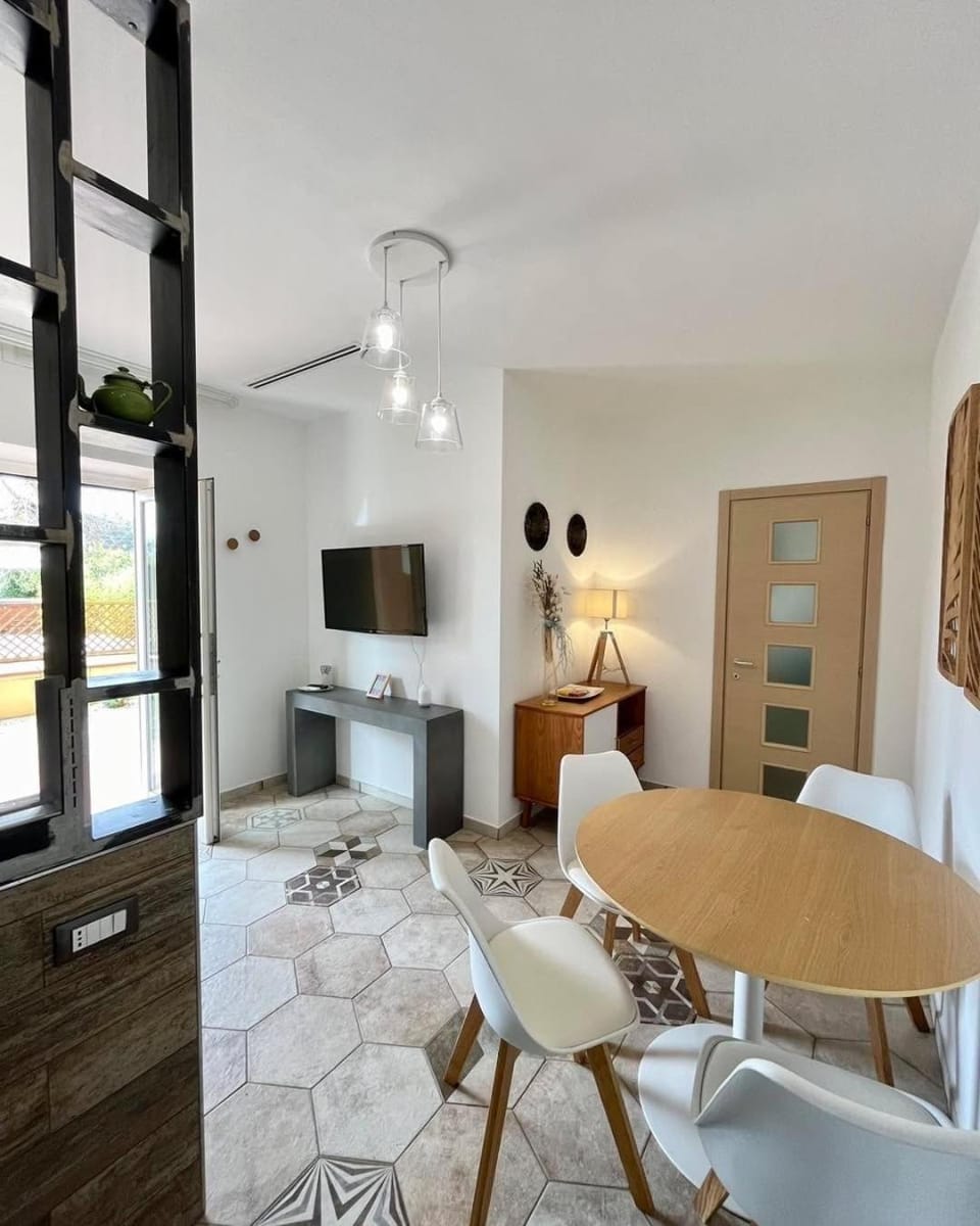 TV and multimedia, Living room, Seating area, Dining area