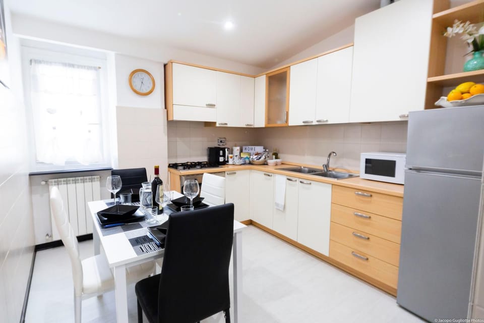 Kitchen or kitchenette, Dining area, minibar, oven, pet friendly, stove, toaster