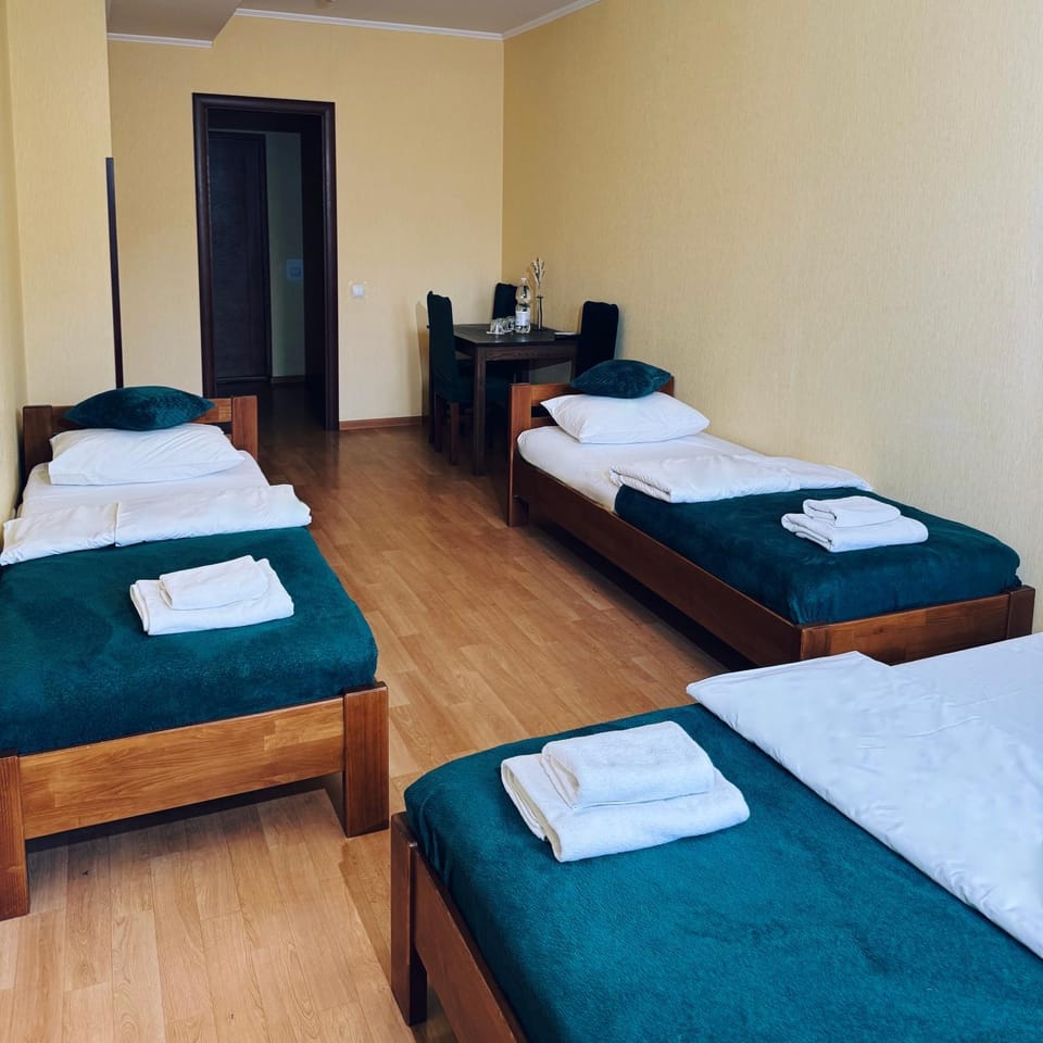 Bed, Bedroom, towels