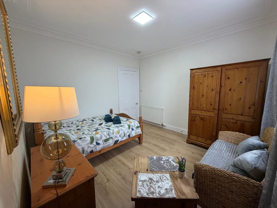 Photo of the whole room, Bedroom, wardrobe