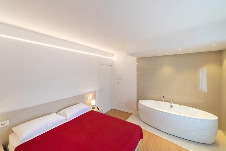 Hot Tub, Photo of the whole room