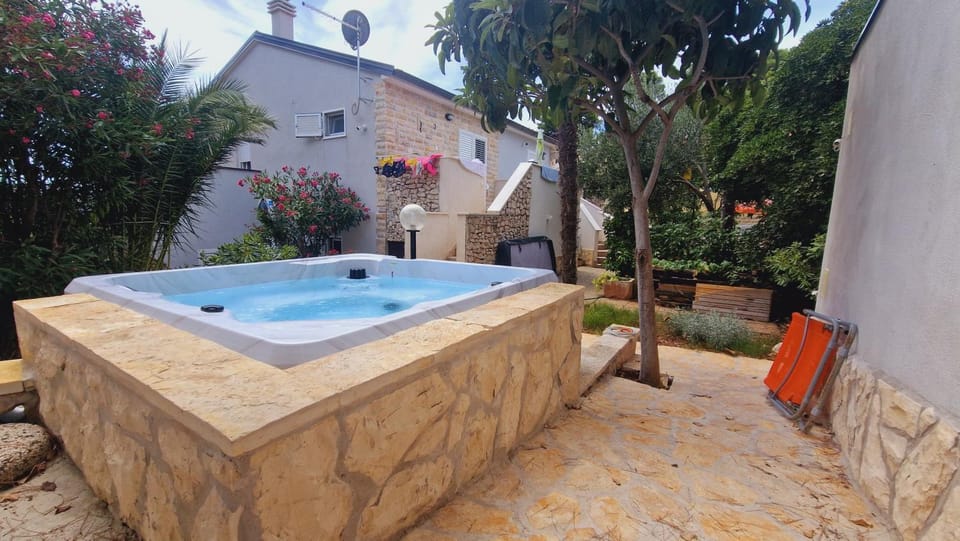 Day, Natural landscape, Garden, Garden, Hot Tub, Hot Tub, Garden view