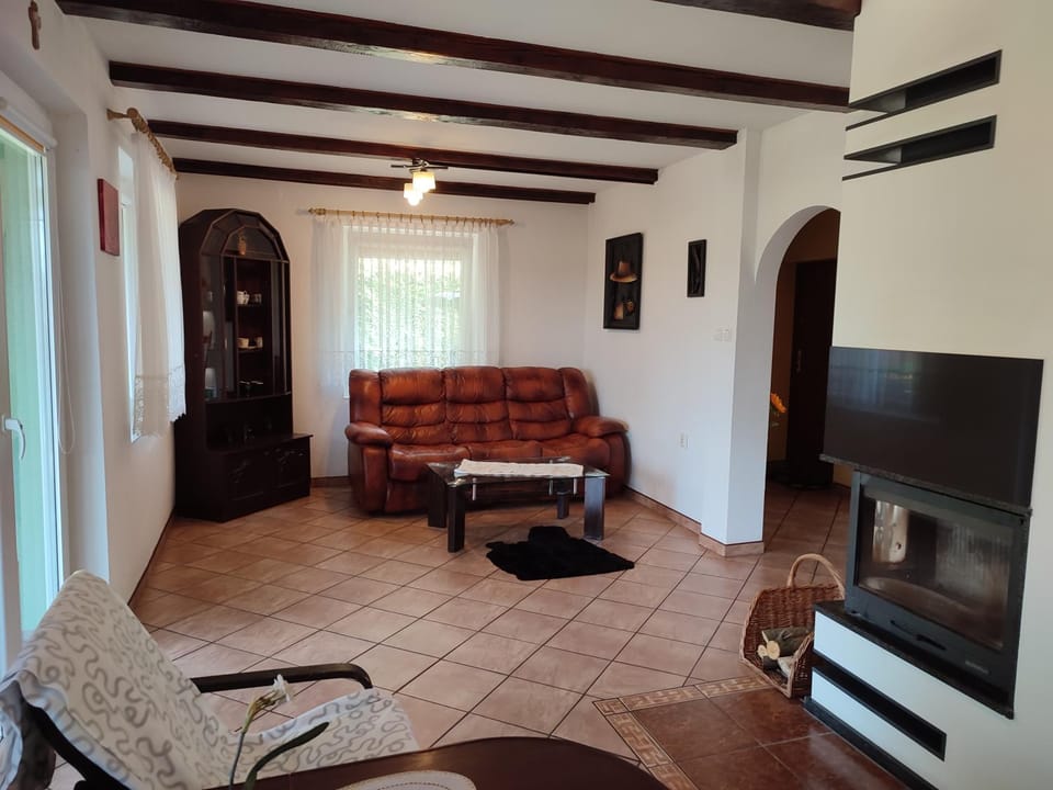 Communal lounge/ TV room, Living room, Seating area