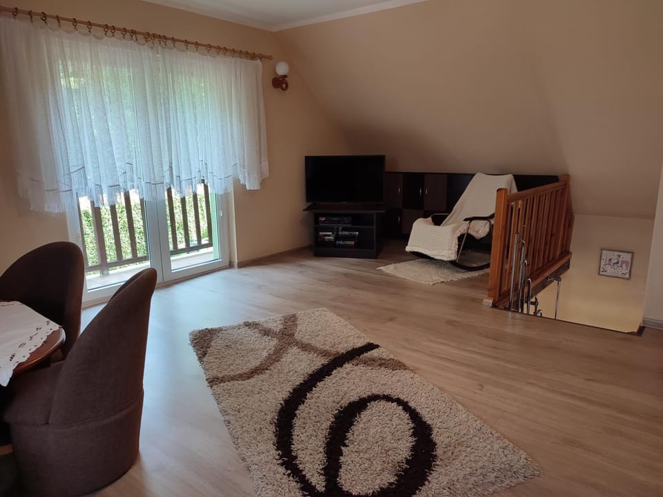 Communal lounge/ TV room, Bed, TV and multimedia, Photo of the whole room, Seating area, Bedroom