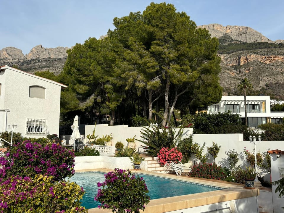 Property building, Nearby landmark, Garden, Garden view, Landmark view, Swimming pool