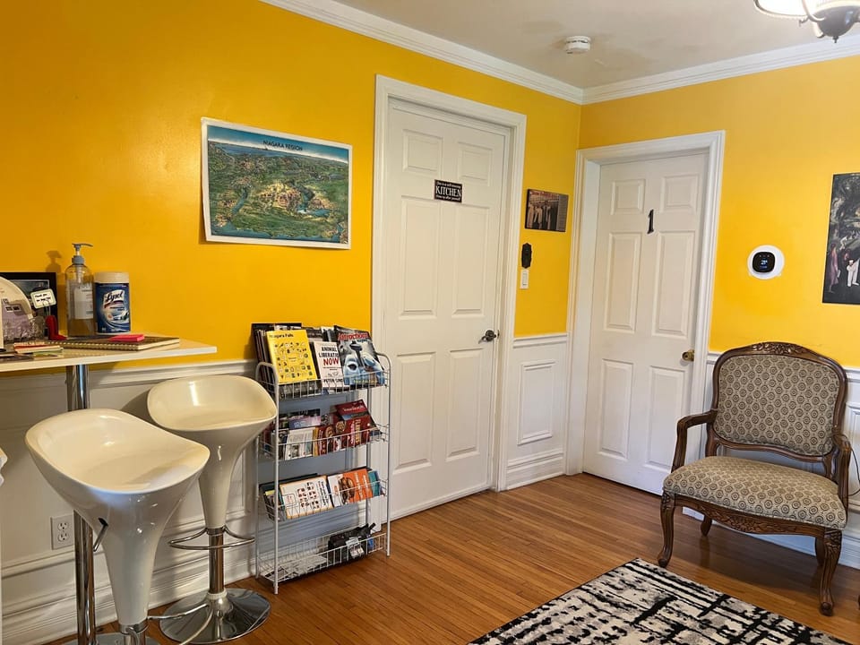 Cozy House B&B Bed and Breakfast in Niagara Falls