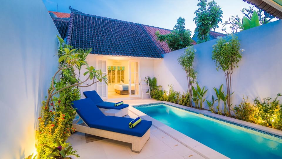 Property building, Swimming pool, sunbed
