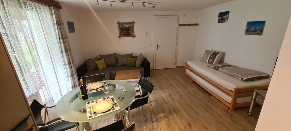 Living room, Photo of the whole room, Seating area, Dining area