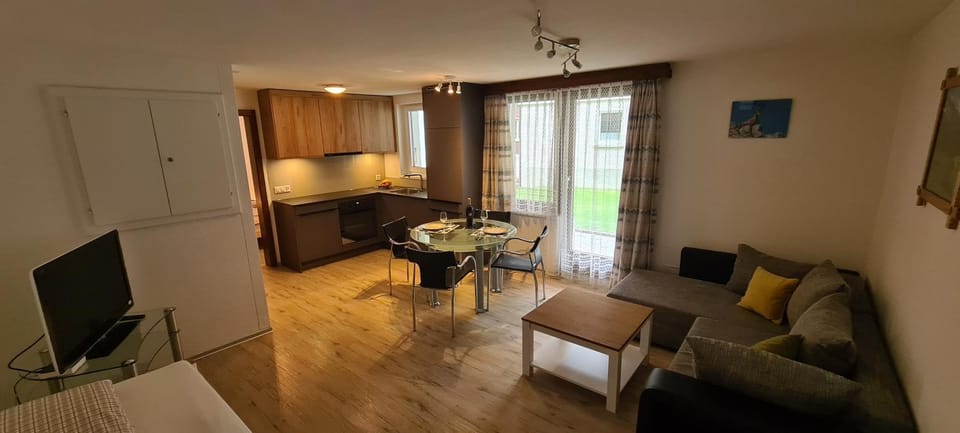 Living room, Photo of the whole room, Seating area, Dining area