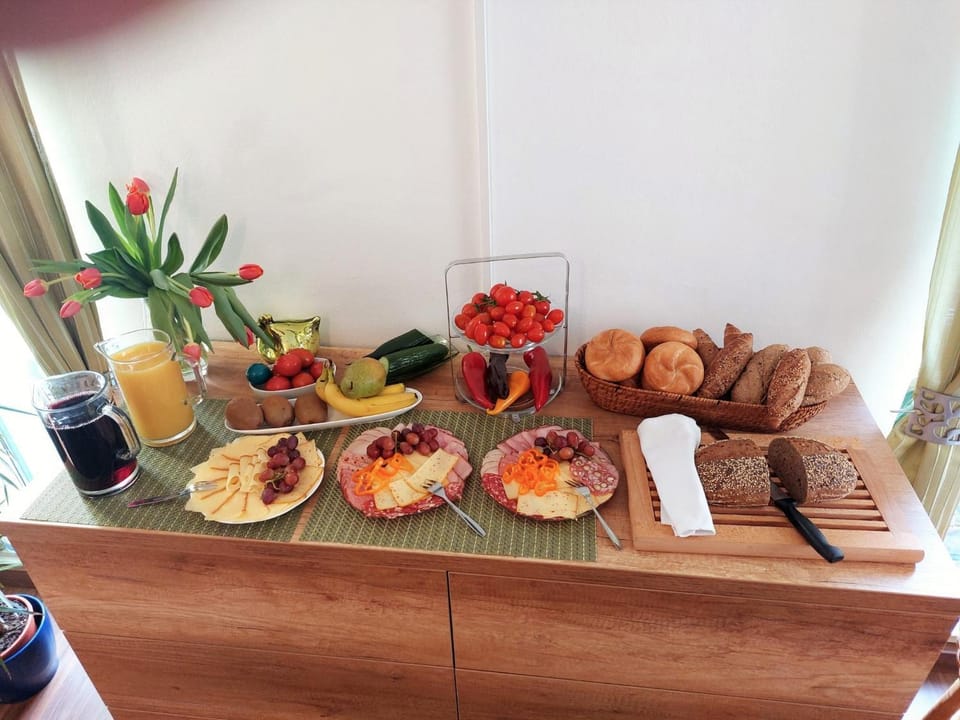 Food and drinks, Breakfast, Continental breakfast