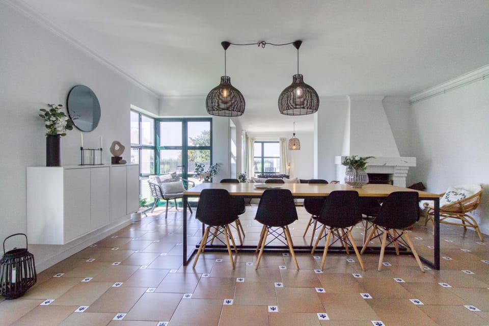 Seating area, Dining area, fireplace