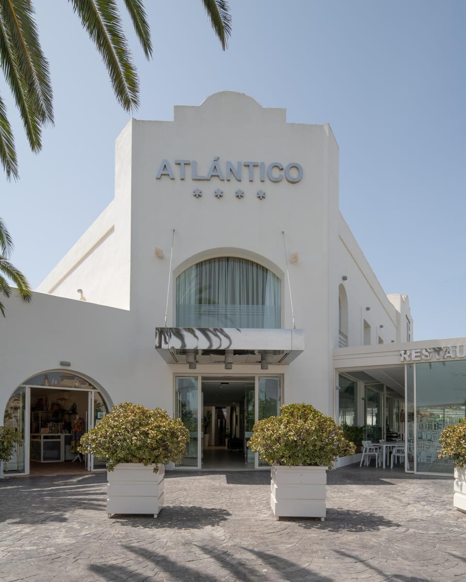Restaurant/places to eat, Facade/entrance