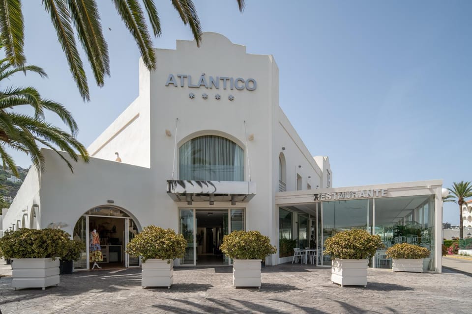 Restaurant/places to eat, Facade/entrance, On-site shops
