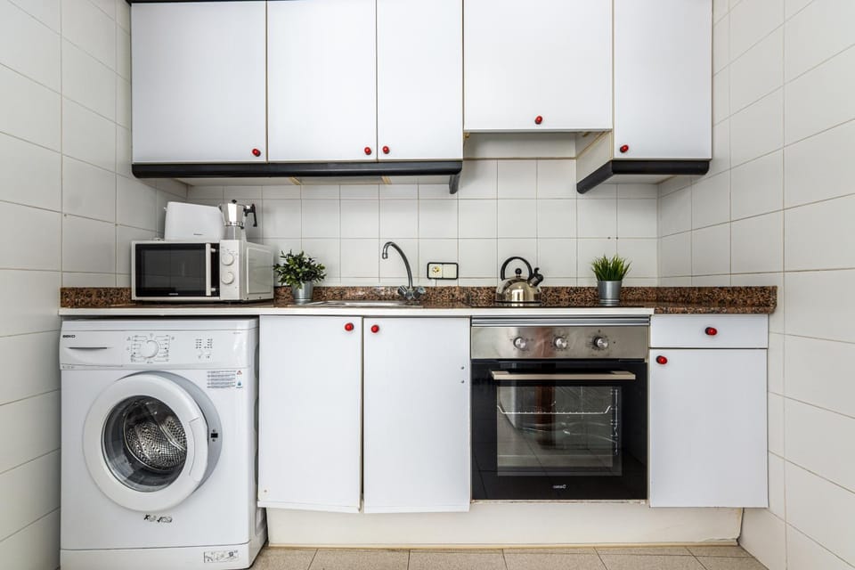 Kitchen or kitchenette, pet friendly, stove, washing machine