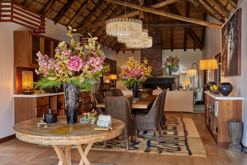 Facade/entrance, Library, Lounge or bar, Food and drinks, Decorative detail, Dining area, Area and facilities, fireplace, furniture, heating, internet