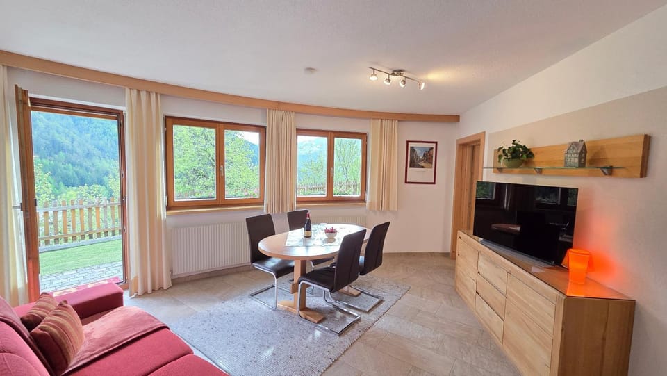 Garden, TV and multimedia, View (from property/room), Living room, Seating area, Dining area, Garden view