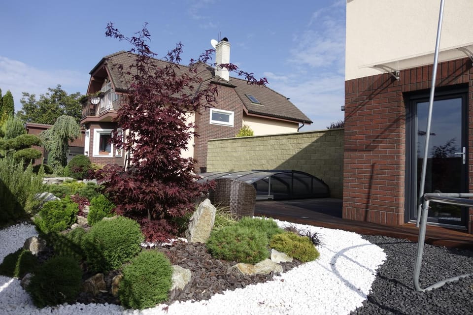 Facade/entrance, Garden