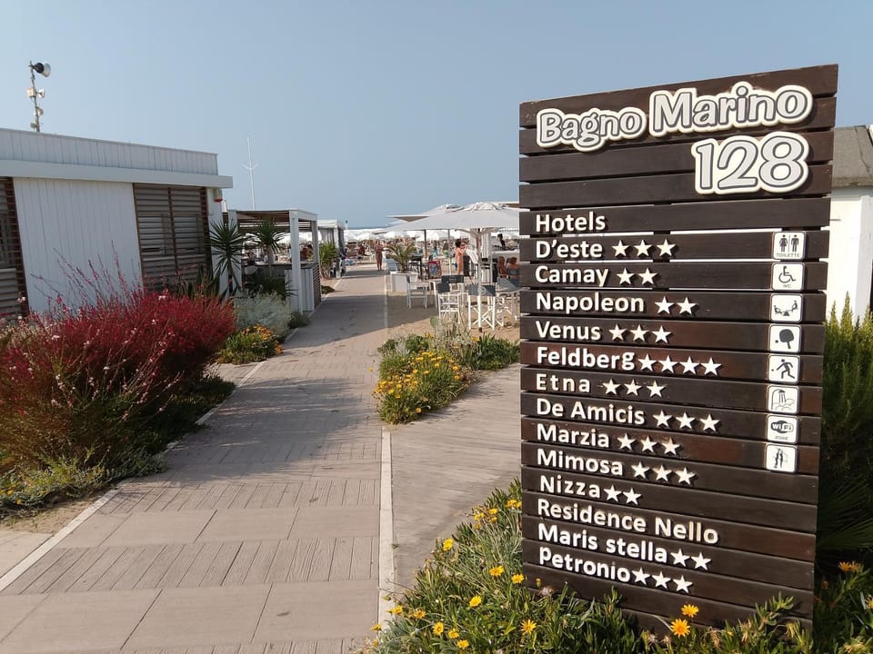 Hotel Etna - Hotel per Coppie e Famiglie con Parcheggio e Spiaggia Hotel in Riccione