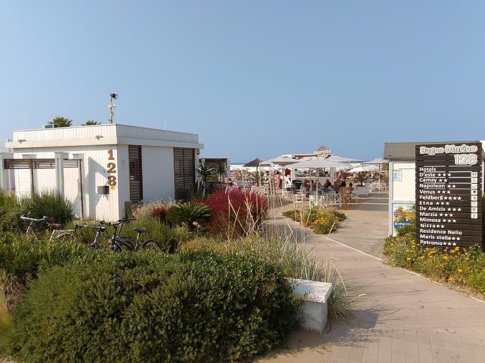 Hotel Etna - Hotel per Coppie e Famiglie con Parcheggio e Spiaggia Hotel in Riccione