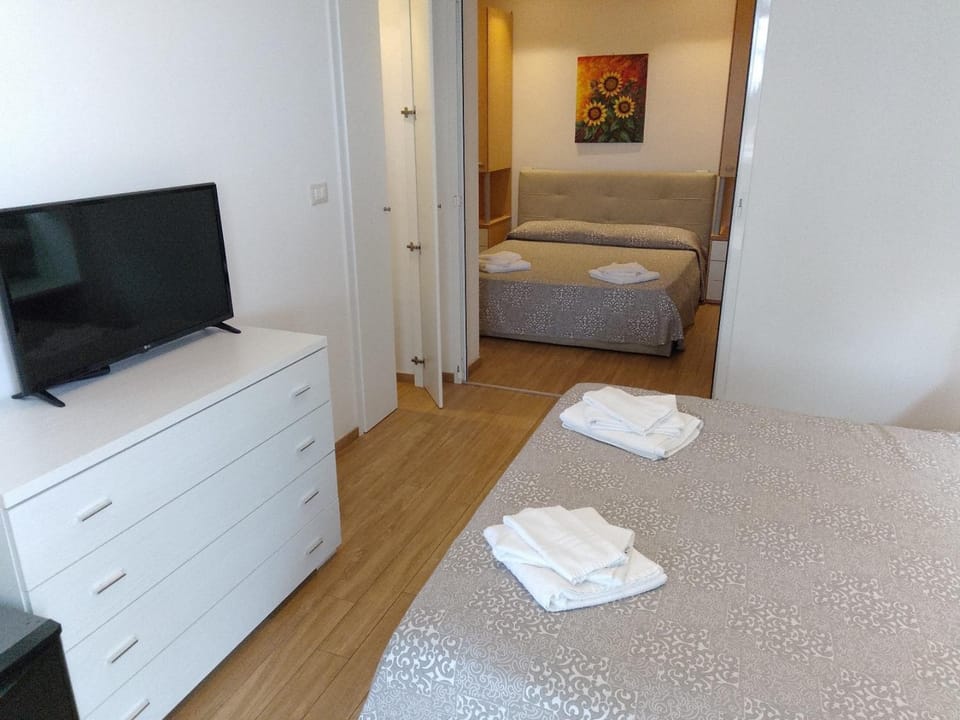 Hotel Etna - Hotel per Coppie e Famiglie con Parcheggio e Spiaggia Hotel in Riccione